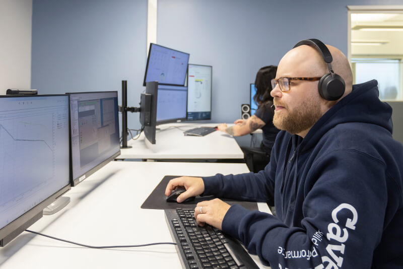Caverion remote operator at his desk